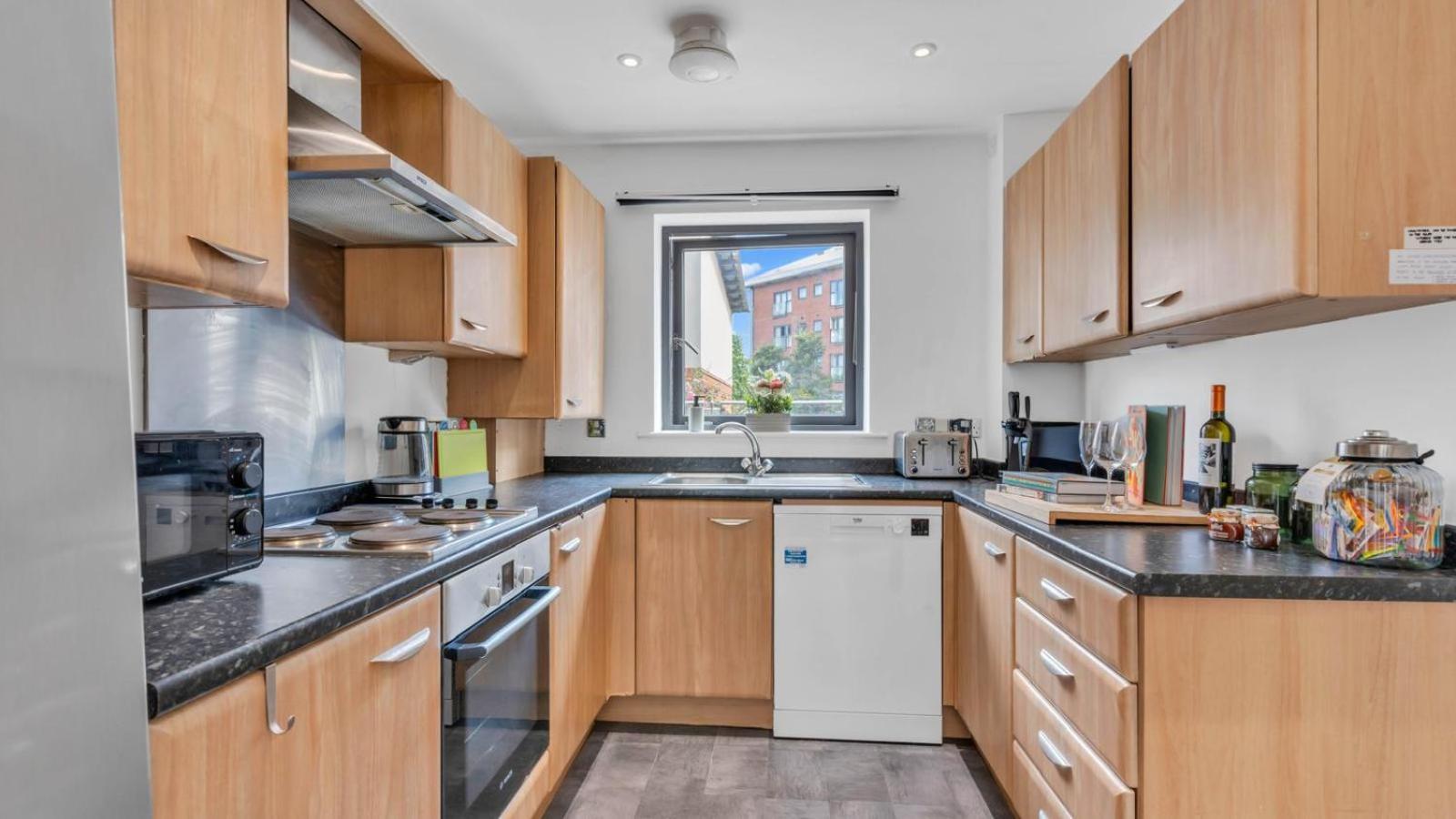 Holiday home Stunning 3-bedroom Getaway With Free Parking- Games- King Size Bed Birmingham