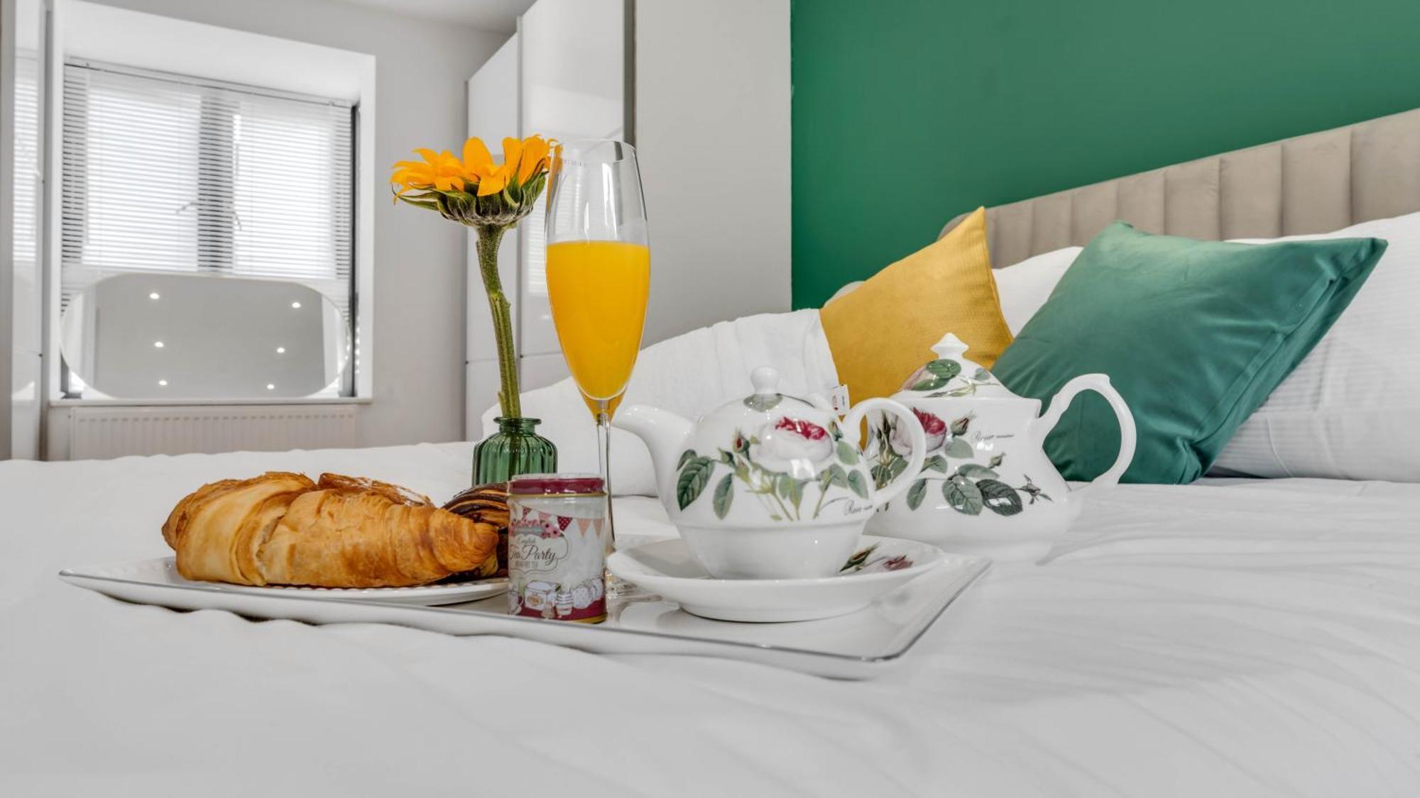 Stunning 3-bedroom Getaway With Free Parking- Games- King Size Bed Holiday home Birmingham