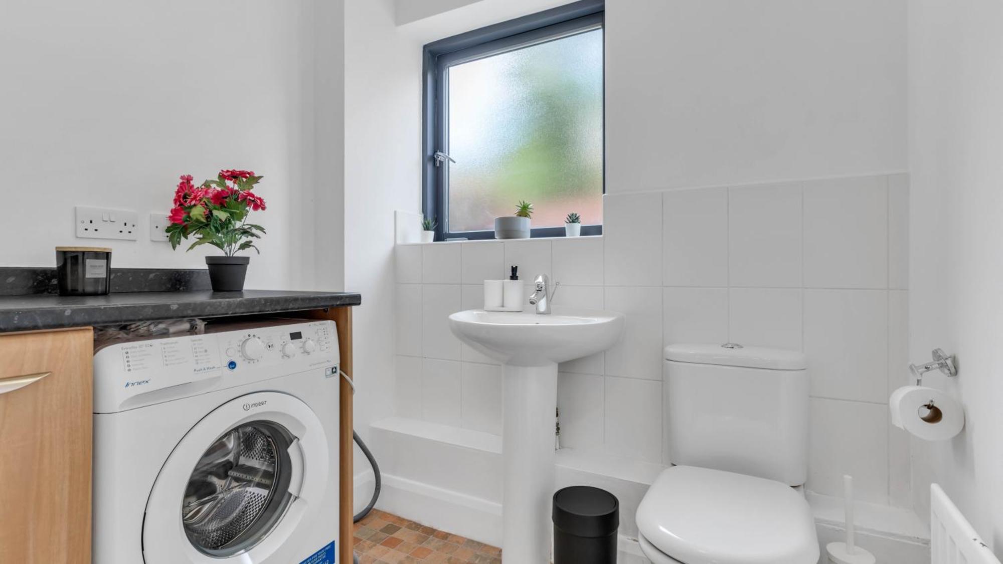 Stunning 3-bedroom Getaway With Free Parking- Games- King Size Bed