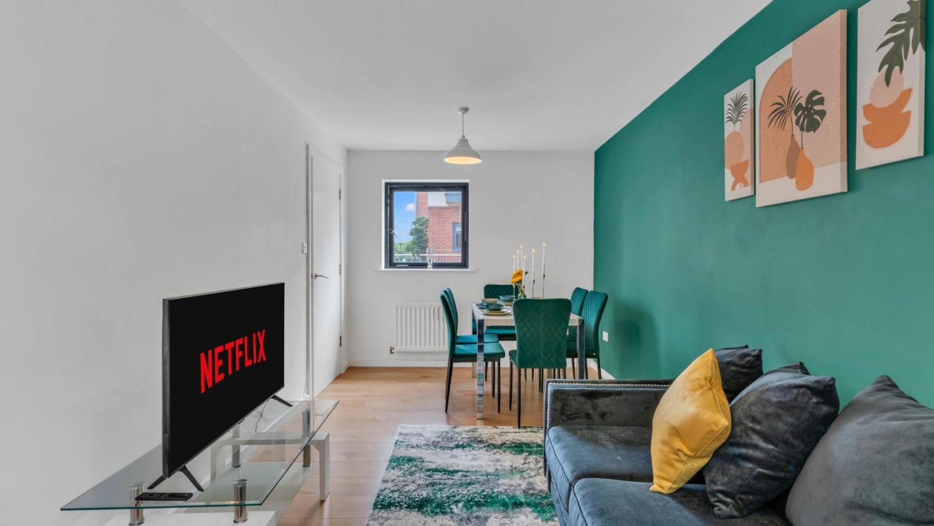Stunning 3-bedroom Getaway With Free Parking- Games- King Size Bed