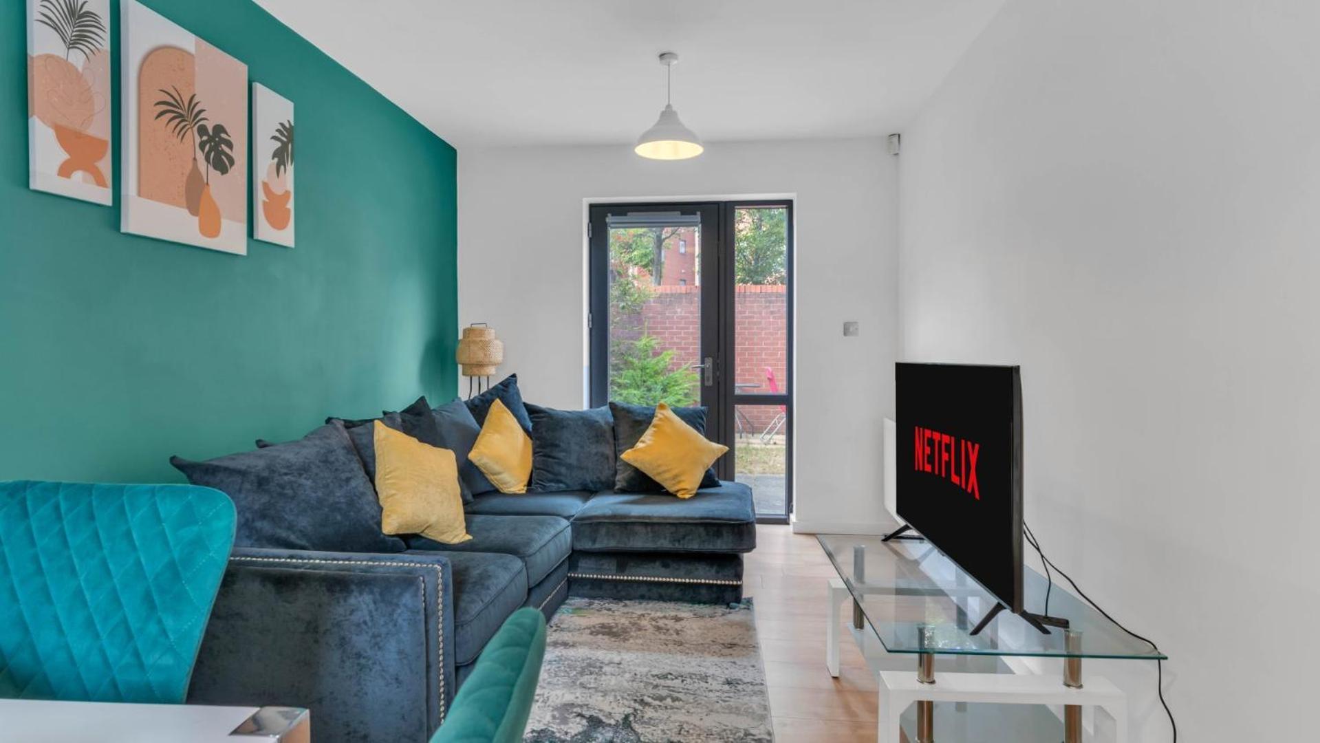 Stunning 3-bedroom Getaway With Free Parking- Games- King Size Bed * Birmingham